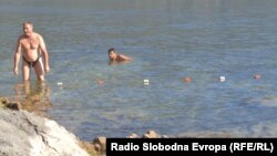 Топлото време и пријатната вода за капење и во октомври ги донесе охриѓани на плажа.