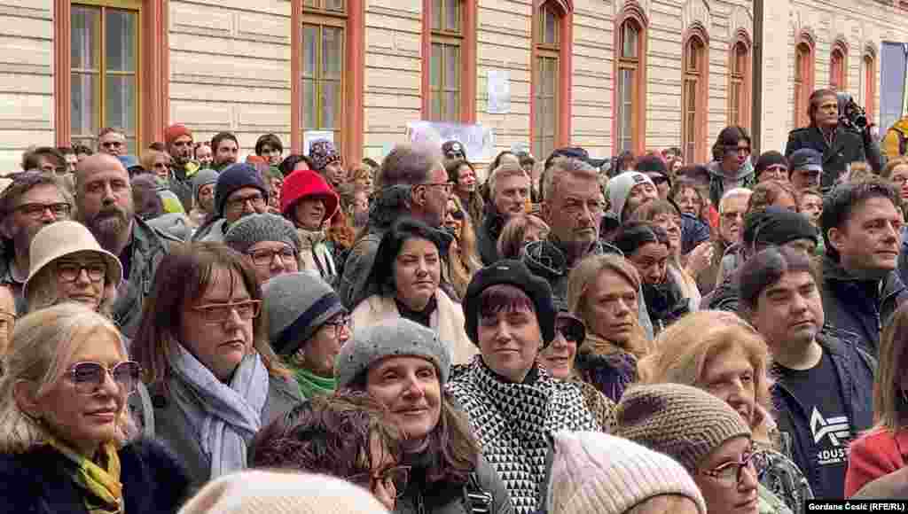 U saopštenju koje su pročitali na protestu naveli su da kao što studenti poručuju da ne ćute, tako i njihovi profesori poručuju da zaposleni na univerzitetu više ne žele da ćute.