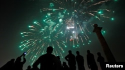 کراچۍ کې د نوي کال د شپې د لمانځلو په مهال خلک ورټول شوي 