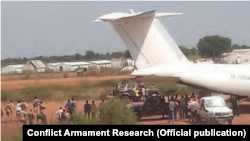 Выгрузка пикапа с пулеметом с борта EK-72928 авиакомпании Skiva Air во время гражданской войны в Южном Судане. Источник: отчет Conflict Armament Research