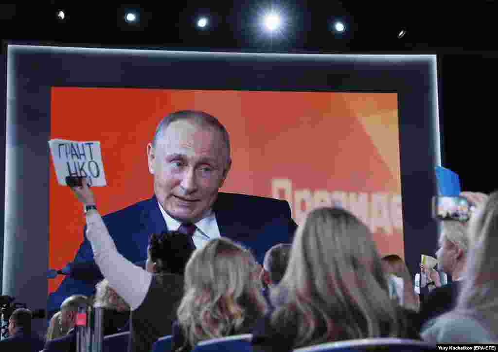 РУСИЈА - Претседателот на Русија, Владимир Путин, најави дека на претседателските избори во март 2018 година ќе се појави како независен кандидат. Изјавата беше дадена во рамки на традиционалната годишна прес-конференција на која претседателот пред 1600 новинари одговори на вкупно 65 прашања за 3 часа и 42 минути.