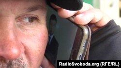 Чоловік із окупованого Донецька слухає тези Зеленського
