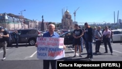 Протестующий против итогов выборов во Владивостоке, архивное фото