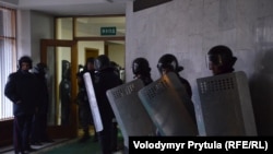 Правоохоронці в будівлі кримського парламенту, Сімферополь, 26 лютого 2014 року