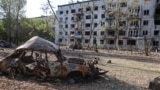 Пошкоджена російськими обстрілами багатоповерхівка у Добропіллі, Донецька область, серпень 2025 року