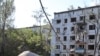 Їдемо в напрямку Добропілля, частина дороги захищена від російських FPV сіткою, але чим ближче до міста, тим сіток стає менше, більшість шляху відкрита