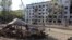 Їдемо в напрямку Добропілля, частина дороги захищена від російських FPV сіткою, але чим ближче до міста, тим сіток стає менше, більшість шляху відкрита