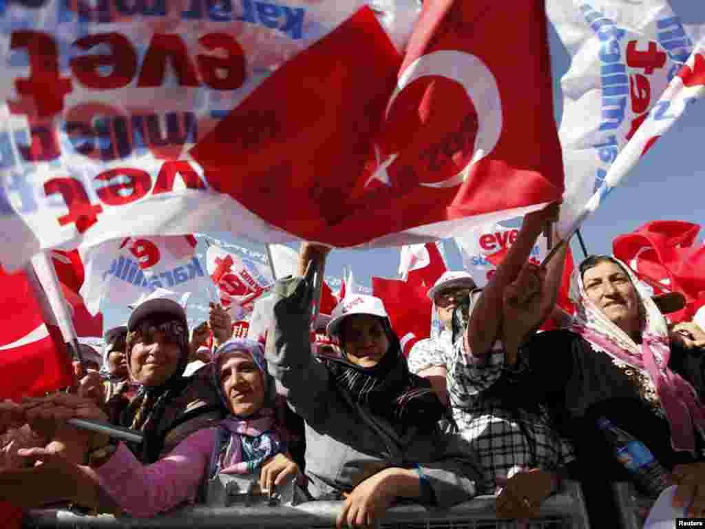 Turska - Pristalice turskog premijera Recep Tayyip Erdogana, u predizbornoj kampanji, Diyarbakir , 03.09.2010. Foto: Reuters / Umit Bektas 