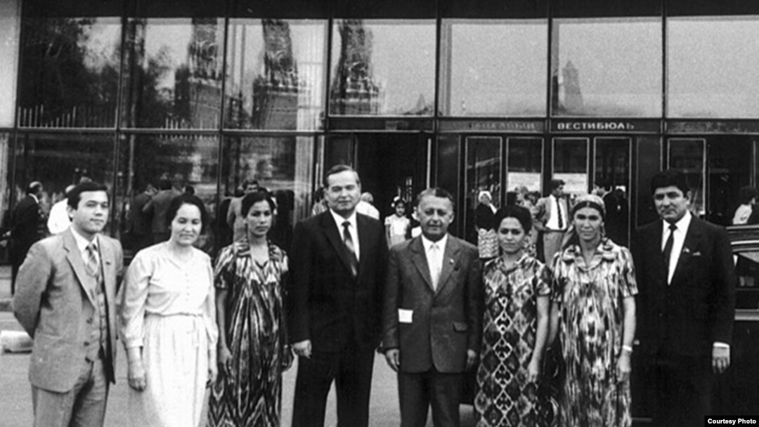Ўзкомпартиянинг Қашқадарë област қўмитаси 1-котиби Ислом Каримов 1989 йилнинг 25 май куни СССР Халқ депутатларининг 1-съезди иштирокчилари билан.(Исмат Хушев шахсий архивидан олинган бу сурат илк бор чоп этилди.)