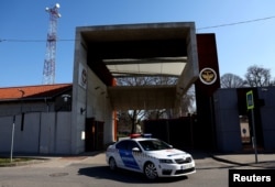 Угорська поліцейська машина виїжджає зі штаб-квартири Антитерористичного центру у Будапешті, Угорщина, 6 березня 2026 року