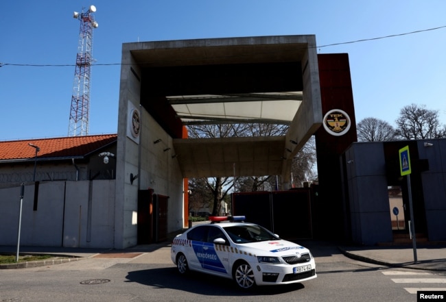 Угорська поліцейська машина виїжджає зі штаб-квартири Антитерористичного центру у Будапешті, Угорщина, 6 березня 2026 року