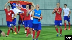 Reprezentativci Srbije slave nakon pobede nad Francuskom, 1. avgust 2013.