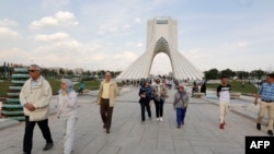 Tourists visit the Azadi Tower in the capital Tehran on April 19, 2018. On April 15, the central bank banned foreign exchange bureaus "until further notice" from buying or selling foreign currency, leaving banks alone to carry out such transactions. But i