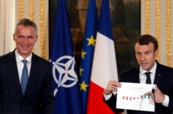 Генсек НАТО и новый главный критик союза: Йенс Столтенберг (слева) и Эммануэль Макрон на пресс-конференции в Париже, декабрь 2017 года