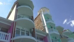 Бізнес в умовах «несезону»: в Криму розпродають готелі на березі моря