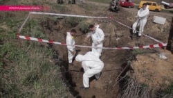 «Загиблих не ділимо на своїх і чужих»: на Донбасі виявили масове поховання (відео)