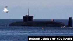 Submarinul nuclear Iuri Dolgoruki lansează rachete Bulava la polignul de etstare din Marea Albă, imagine de arhiv