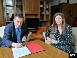 Алексей Трифонов подписва акта си за встъпване в длъжност начело на СГС пред председателя на Софийския апелативен съд Даниела Дончева, 12 февруари 2019 г.
