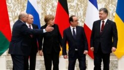 Олександр Лукашенко, Володимир Путін, Петро Порошенко, Ангела Меркель та Франсуа Олланд позують для фото під час мирних переговорів у Мінську