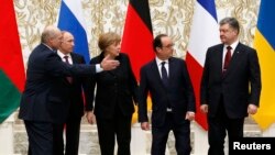 Олександр Лукашенко, Володимир Путін, Петро Порошенко, Ангела Меркель та Франсуа Олланд позують для фото під час мирних переговорів у Мінську