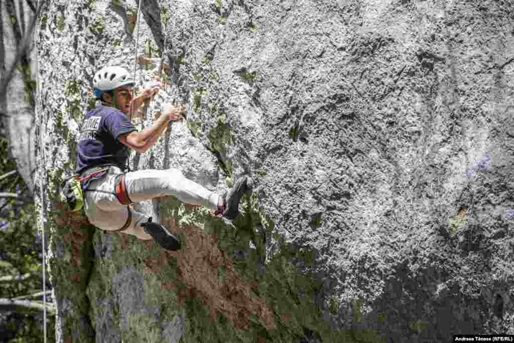 Răzvan Nedu, căpitanul Lotului Național de Paraclimbing și instructor la Climb Again, se catără în timpul unui antrenament la Stâna Regală din Sinaia.&nbsp;