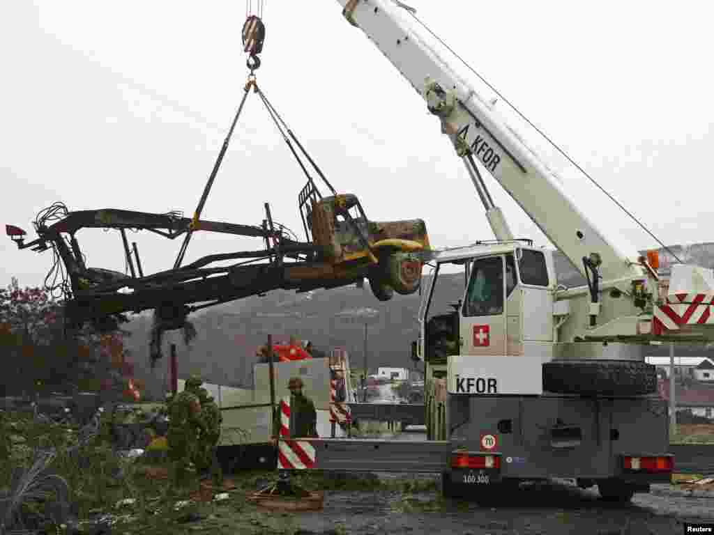 Kosovo - Vojnici KFOR-a uklanjaju barikade na putu u selu Jagnjenica, 06.12.2011. Foto: Reuters / Đorđe Kojadinović