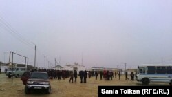 На похоронах Асем Кенжебаевой. Село Кызылсай Мангистауской области, 16 декабря 2014 года.