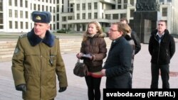 "Говори правду" ұйымының белсенділері Беларусь министрлер кеңесіне студенттердің хатын тапсырды. Беларусь, Минск, 17 қараша 2011 жыл.