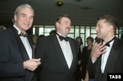 Слева направо: Владимир Молчанов, Евгений Киселев и Леонид Парфенов на церемонии вручения премии ТЭФИ, 25.05.1997