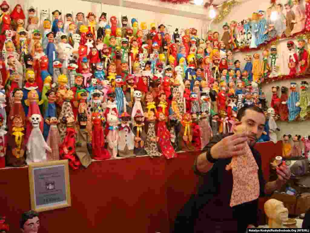 Ятка з гумовими іграшками для домашнього лялькового театру. Їх виготовляє римський ремісник Массиміліано. За кожну свою ляльку він просить 14 євро