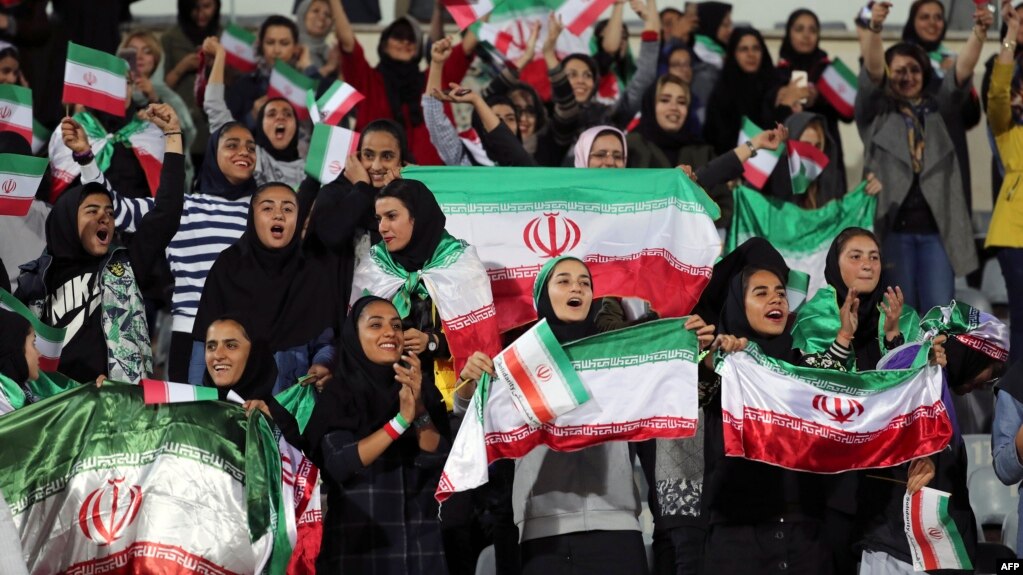 شمار محدودی از زنان در مهرماه توانستند، دیدار دوستانه فوتبال بین تیمهای ایران و بولیوی را از نزدیک تماشا کنند