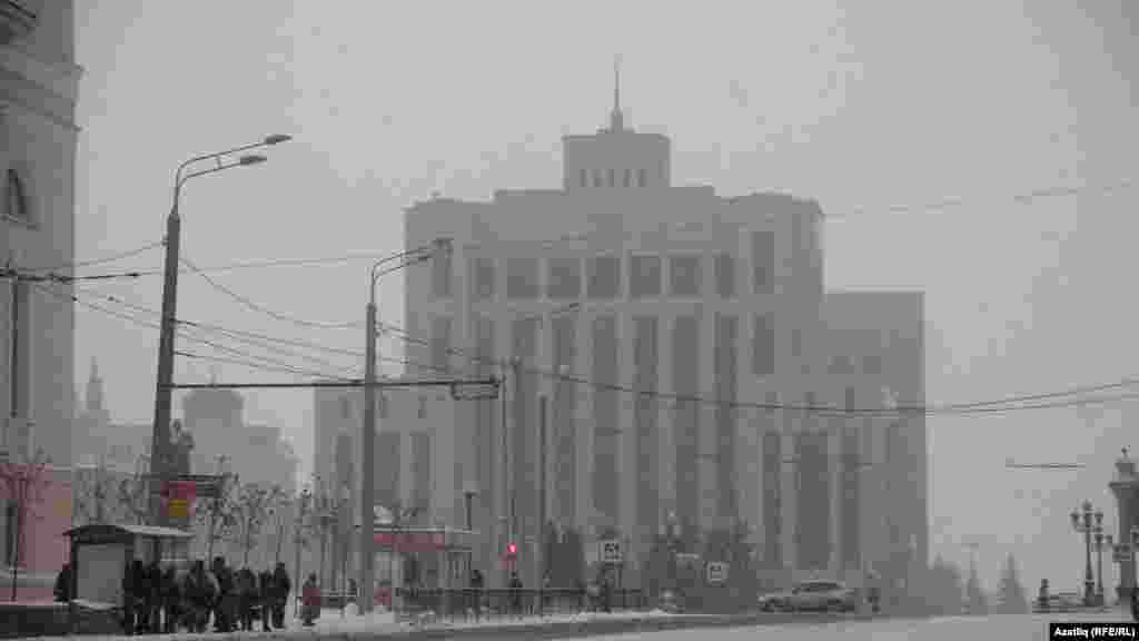 Ирек мәйданы, Татарстан хакимияте бинасы күренә (уртада)