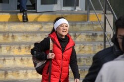 Приговоренная к году ограничения свободы за «участие» в ДВК Жазира Демеуова выходит из здания суда. Алматы, 19 ноября 2019 года.