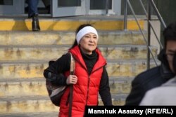 Приговоренная к году ограничения свободы за «участие» в ДВК Жазира Демеуова выходит из здания суда. Алматы, 19 ноября 2019 года.