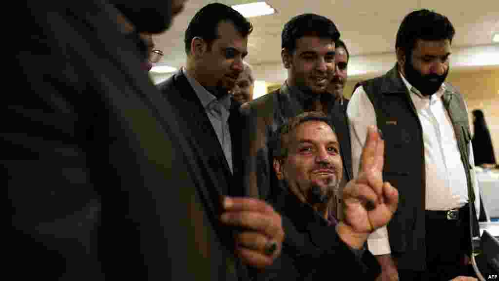 İran parlamentinin islahat&ccedil;ı deputatlarından olan Mostafa Kavakebian da namizədliyini qeydiyyata aldırarkən əli ilə "V" - "Qələbə" işarəsi verir. 7 may 2013