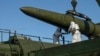 Российские военные загружают ракету "Искандер" на мобильную пусковую установку во время учений, 2024 год