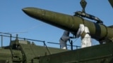 Российские военные загружают ракету "Искандер" на мобильную пусковую установку во время учений, 2024 год