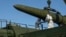 Российские военные загружают ракету "Искандер" на мобильную пусковую установку во время учений, 2024 год