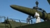 Російські військові завантажують ракету «Іскандер» на мобільну пускову установку під час навчань, 2024 рік