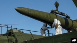 Російські військові завантажують ракету «Іскандер» на мобільну пускову установку під час навчань, 2024 рік