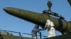 Російські військові завантажують ракету «Іскандер» на мобільну пускову установку під час навчань, 2024 рік