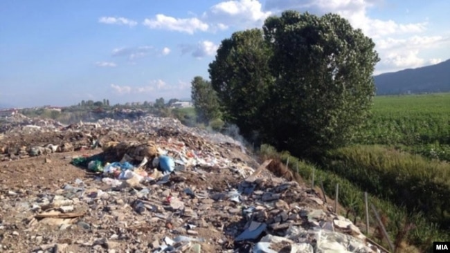 Депонијата во Струга, лоцирана на нецел километар од куќите во градот.