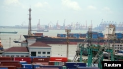 Кытайдын Шанхай шаарындагы порт. 2018-жылкы сүрөт.