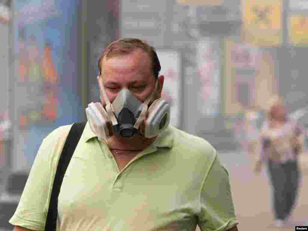 A man wearing a mask to protect himself from the smog walks along a street in central Moscow on August 9. Moscow doctors said they were wary of diagnosing patients with heat and smoke-related illnesses out of fear they will lose their jobs, hinting at Russia's long record of covering up the impact of disasters.Photo by Aleksandr Demianchuk for Reuters