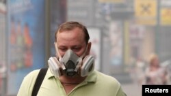 A man wears a protective mask in Moscow, shrouded in smoke from nearby wildfires.