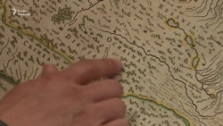 Колишня директорка бібліотеки Радіо Свобода показує старовинні карти України