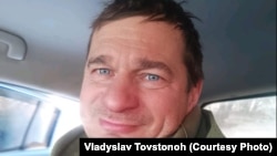 Військовослужбовець 108-ї бригади ТрО Олег Баштовий. Він загинув на позиції через понад тиждень після поранення: з ампутацією руки, опіками та втратою зору. Фото надане дружиною Олега – Ренатою