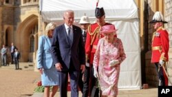 Regina Elisabeta împreună cu președintele american Joe Biden și soția acestuia Jill Biden la castelul Windsor, Anglia, 12 iunie 2021. Biden fusese în Marea Britanie pentru summit-ul G7.