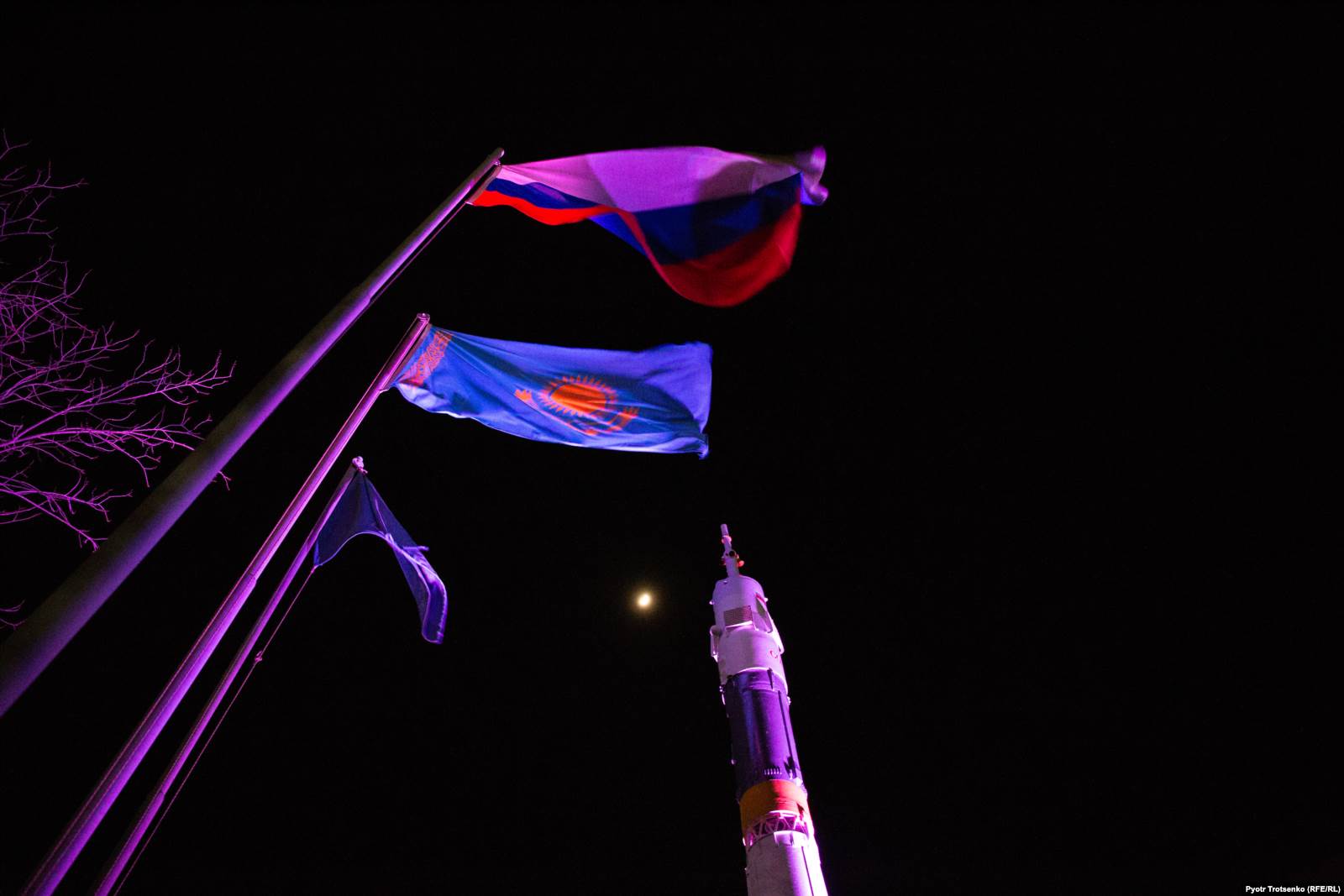 Байқоңырда желбіреп тұрған Ресей, Қазақстан және Роскосмос туы. 15 наурыз 2019 жыл. 