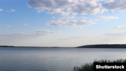 За повідомленням, станом на 12:00 рух по дорожньому полотну Печенізької греблі було припинено